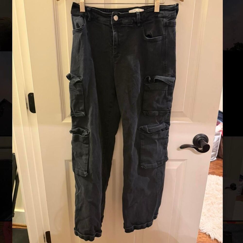 Black cargo pants with pockets - Picture 2 of 4